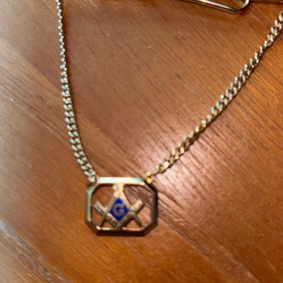 Vintage  Gold Tone Free Masons Tie Bar With Curb Chain - Picture 4 of 5